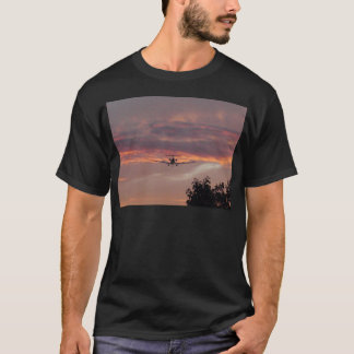 T-shirts Avião Comercial Aterrissando Ao Pôr do Sol