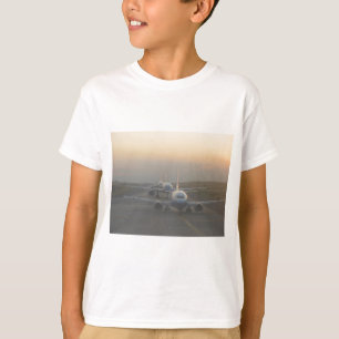 T-shirts Aviões em uma pista de decolagem