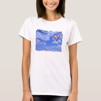 T-shirts balão de ar quente nas nuvens