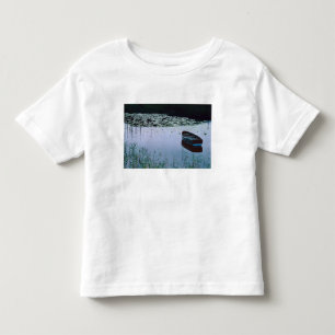 T-shirts Barco a remo em pequeno lago rodeado por água