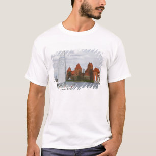 T-shirts Barco à vela com Castelo da Ilha pelo Lago Galve,