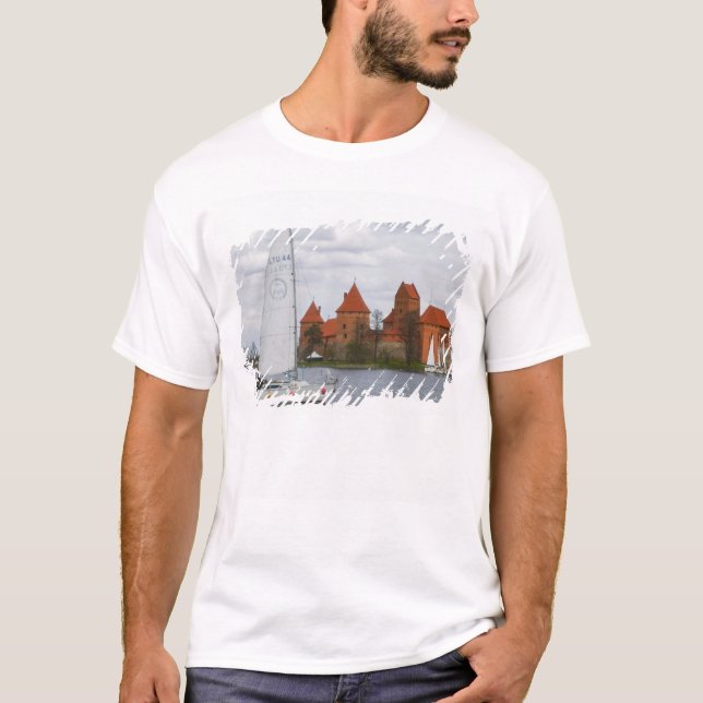 T-shirts Barco à vela com Castelo da Ilha pelo Lago Galve, (Frente)
