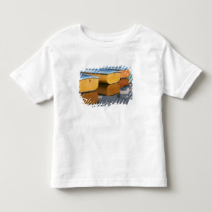 T-shirts barcos a remo em Henley-on-Thames no rio Tâmisa,