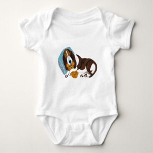 T-shirts Basset adormecido com ursinho