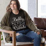 T-shirts Bebê é frio fora de preto e branco<br><div class="desc">A camisa na moda preta sazonal para mulheres (o estilo pode ser personalizado) apresenta uma moda 'Baby It Cold Outside',  design de tipografia branca com floco de neve e sotaques estelares.</div>