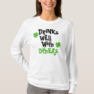 T-shirts Bebidas bem com outro