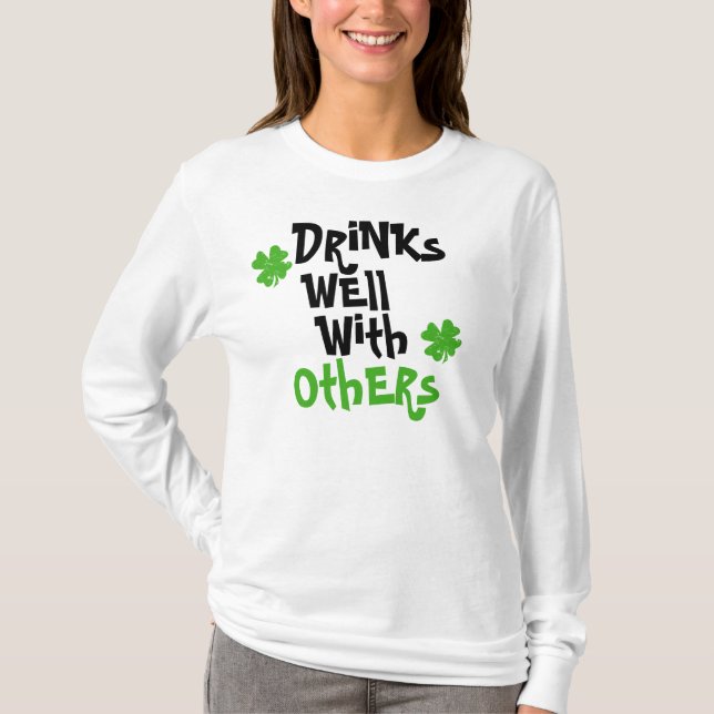 T-shirts Bebidas bem com outro (Frente)