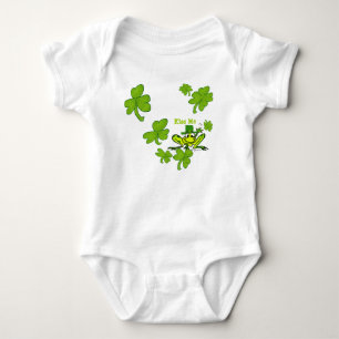 T-shirts Beije-me Sapo Irlandês Shamrocks Bebês