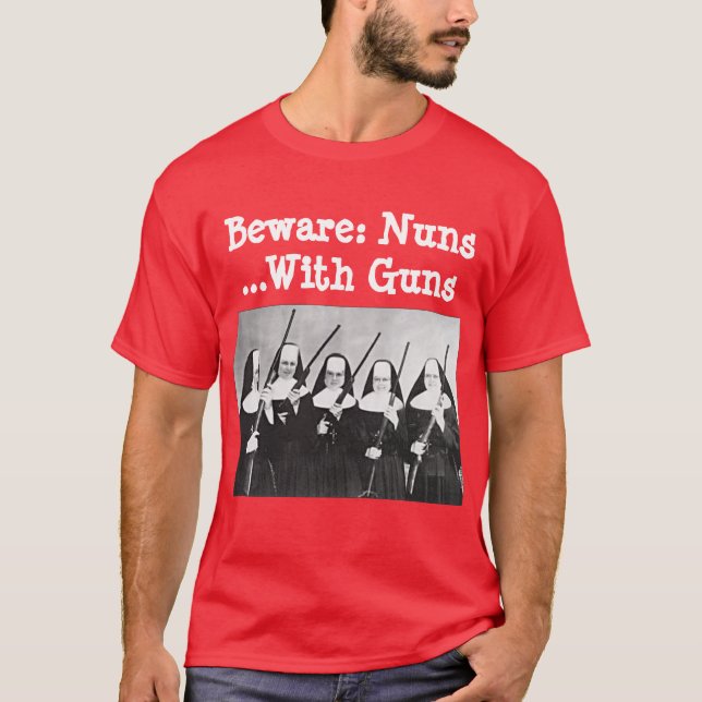 T-shirts Beware: Freiras… com armas (Frente)
