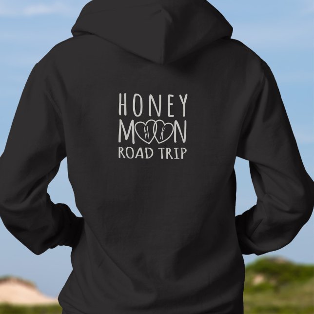 T-shirts Blusão de Casal Personalizado para Viagem de Lua d (Hoodie up on your Honeymoon Road Trip and tell the world you're newlyweds. Add your initials)