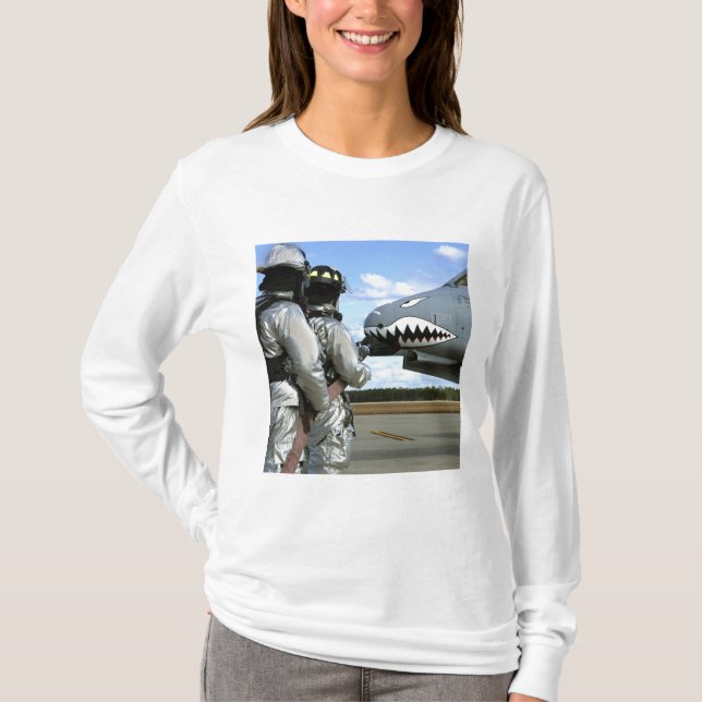 T-shirts Bombeiros implantam uma mangueira de incêndio dura (Frente)