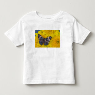 T-shirts Borboleta em uma Flor Amarela