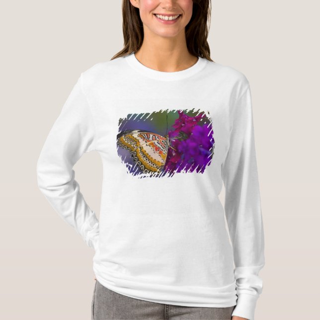 T-shirts Borboleta Tropical em Flores Roxas (Frente)