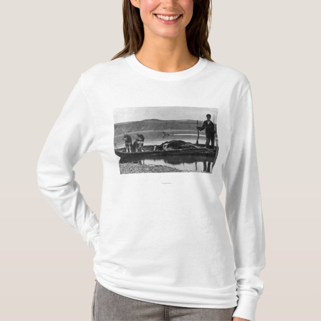 T-shirts Caçador na canoa com couros crus e cães Alaska (Frente)