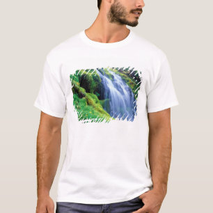 T-shirts Cachoeira Proxy nas Cascatas centrais de Oregon.