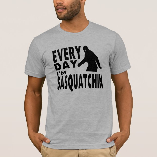 T-shirts Cada dia eu sou Sasquatchin (Frente)