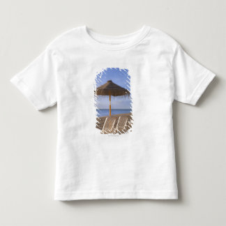 T-shirts Cadeiras de praia da areia com guarda-chuva