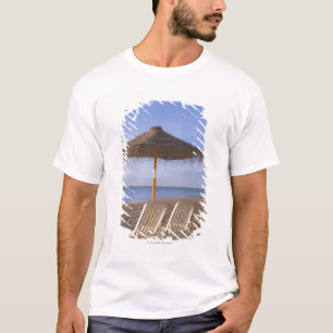 T-shirts Cadeiras de praia da areia com guarda-chuva