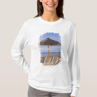 T-shirts Cadeiras de praia da areia com guarda-chuva