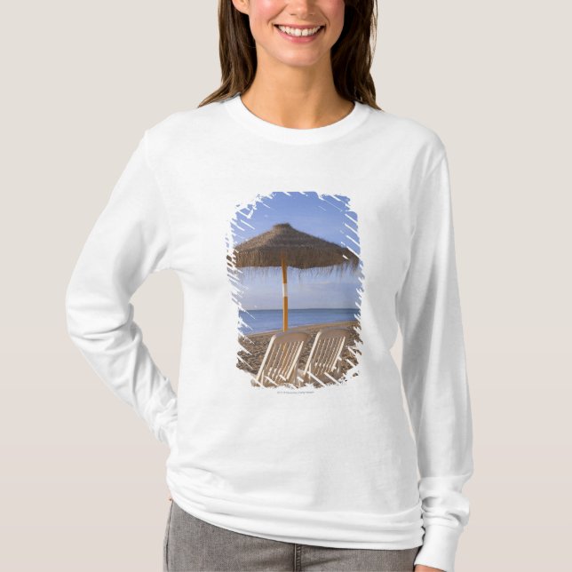 T-shirts Cadeiras de praia da areia com guarda-chuva (Frente)