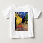 T-shirts Café Terrace à noite por Vincent van Gogh<br><div class="desc">Café Terrace, no Place du Forum, de Vincent van Gogh, é uma pintura de paisagens arquitetônicas de apos impressionismo de arte. Uma vista exterior de um restaurante com mesas, cadeiras, garçons e jantar em pessoas. Uma bela noite com estrelas no céu em Arles, França. Sobre o artista: Vincent Willem van...</div>