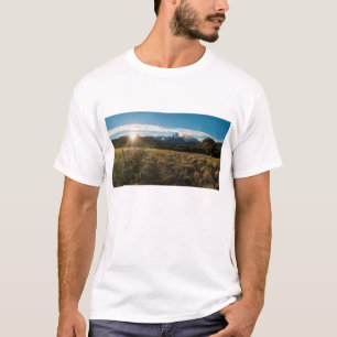 T-shirts Caminhante que olha montanhas de Fitz Roy,