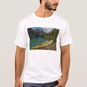 T-shirts Canoé estacionada em uma doca ao longo do Lago Mo