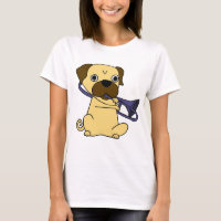 Cão engraçado do Pug que joga o Trombone