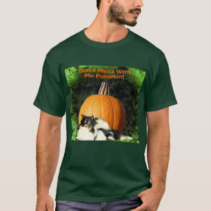 T-shirts Cão que protege a grande abóbora