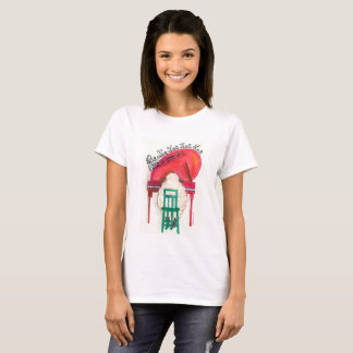 T-shirts carneiros do Natal que jogam o piano