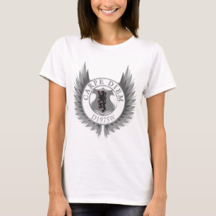 T-shirts Carpe Diem com Crest, Wings & Lyon