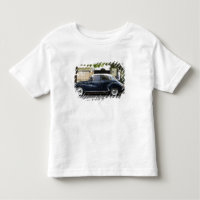 Carro Audi antigo, mas muito bem conservado.
