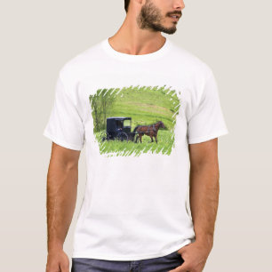 T-shirts Carroça e cavalo Amish perto de Berlim, Ohio.