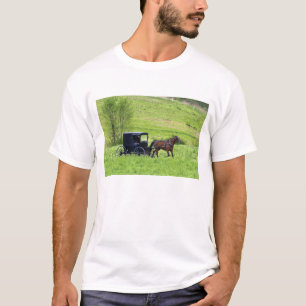 T-shirts Carroça e cavalo Amish perto de Berlim, Ohio.