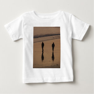 T-shirts casal sobre a praia