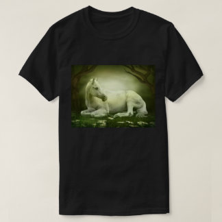 T-shirts Cavalo Branco Descansado na Floresta Encantada