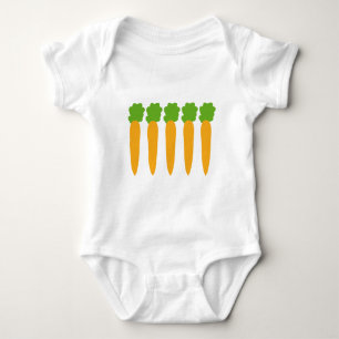 T-shirts cenouras alinhadas