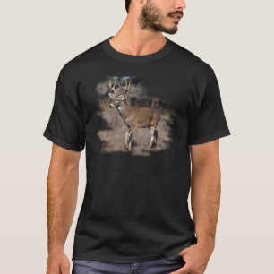 T-shirts Cervos de Whitetail no campo
