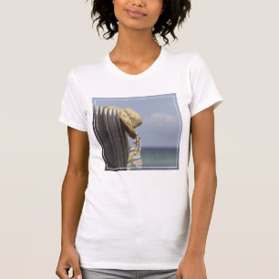 T-shirts Chapéu de palha que pendura na cerca na praia