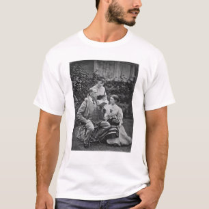 T-shirts Charles Dickens com as duas de suas filhas