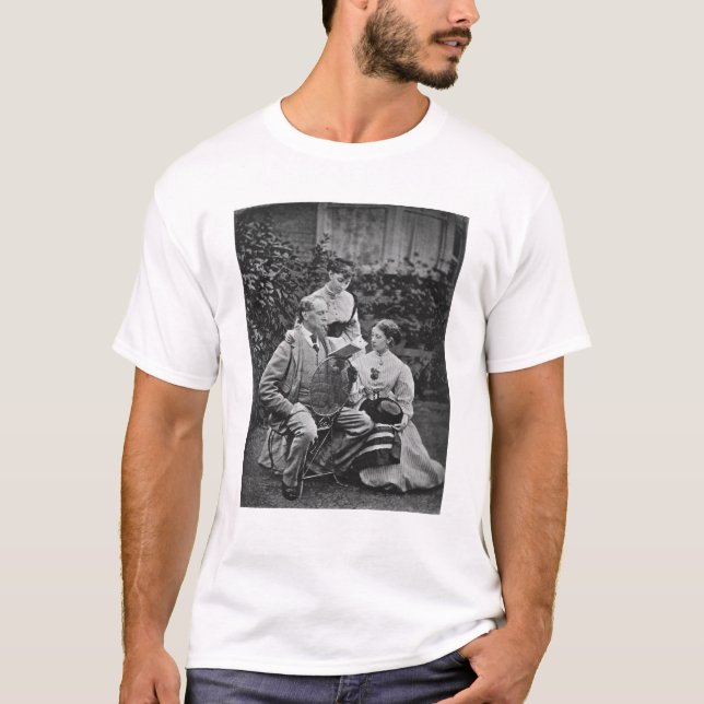 T-shirts Charles Dickens com as duas de suas filhas (Frente)