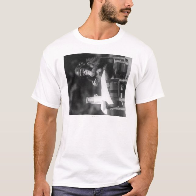 T-shirts Chimpanzé assentado na mesa no jardim zoológico (Frente)