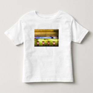 T-shirts China, Xangai. Bar no distrito de bares Xin Tian D