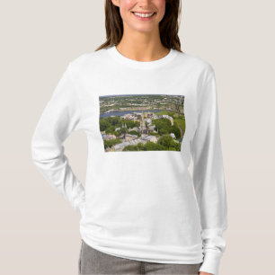 T-shirts Cidade de Quebec, Quebec, Canadá. Olhando para bai