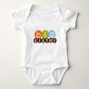 T-shirts círculos do modelo de irmã mais velha