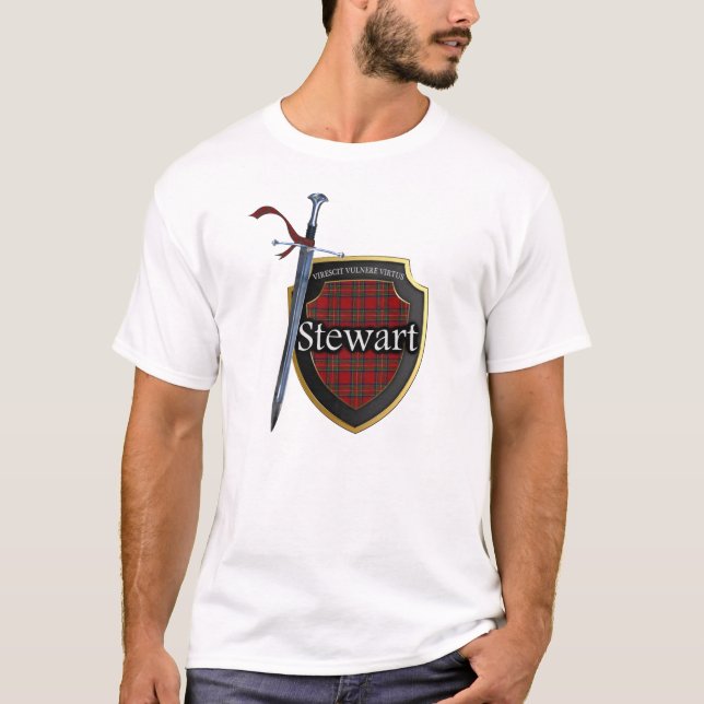 T-shirts Clan Stewart Tartan Scottish Shield & Sword (Frente)