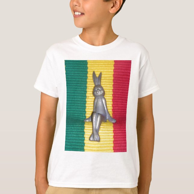 T-shirts Coelhinho em Cores Rasta: Um Toque de Groovy (Frente)