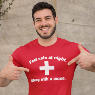 T-shirts Cofre forte da sensação na noite. Sono com uma