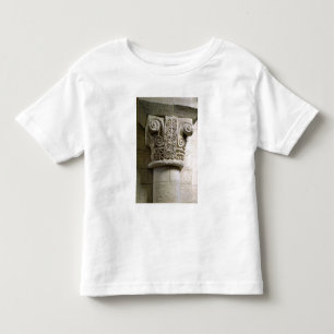 T-shirts Coluna cinzelada decorada com croziers e espirais