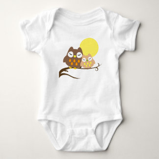 T-shirts Coruja bonito na árvore